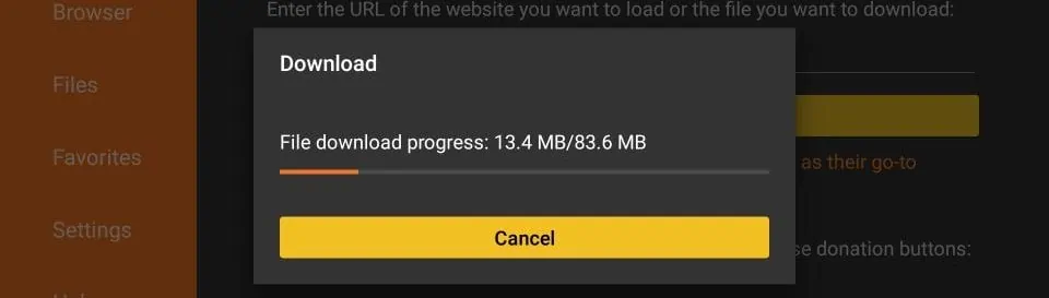 Downloader-App auf dem Firestick zeigt den Download-Fortschritt der IPTV Smarters-Installation.